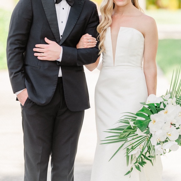 White bridal gown with removable bow - Picture 6 of 8